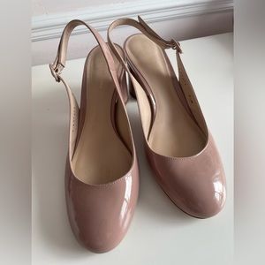 Low heel nudge sling backs from Stuart Weitzman in size 8M. In good condition.